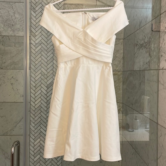 TwoSisters Britt Dress in White - Picture 2 of 4